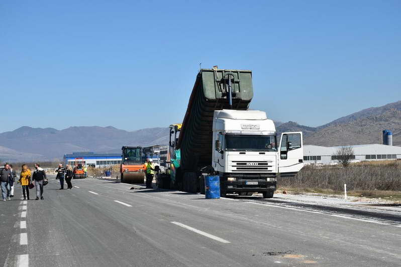 Привршуваат градежните работи на клучката кај ТИРЗ „Прилеп“; следната недела патот Прилеп-Битола се става во функција