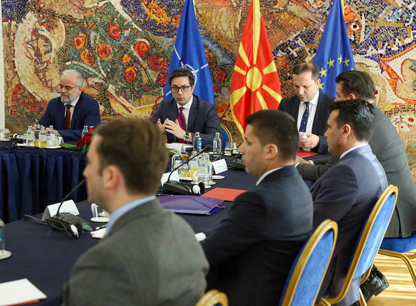 Лидерска средба кај претседателот Пендаровски: Заеднички консензус за одложување на изборите