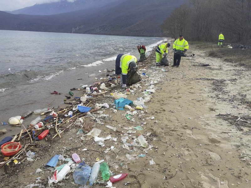 Охридски „Комуналец“ за еден ден собра 150 вреќи ѓубре исфрлено во езерото