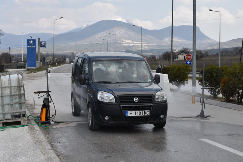Поставени автоматски апарати за дезинфекција на возилата кои влегуваат во Прилеп