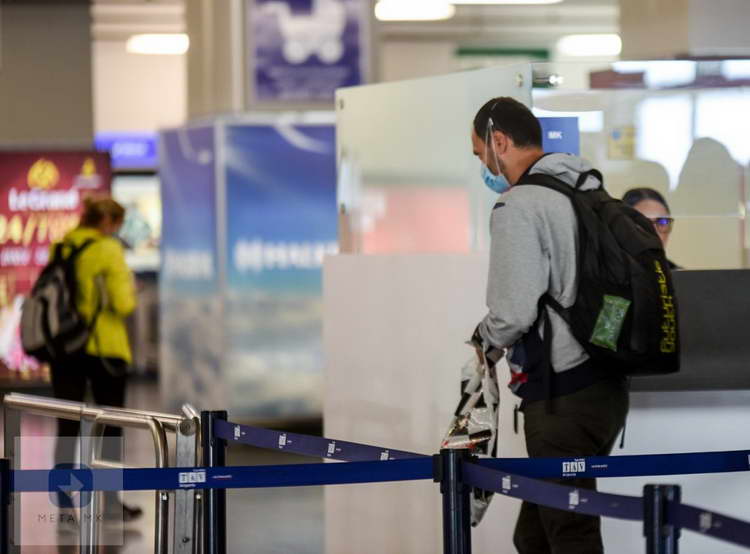 Авион од Брисел со македонски државјани слетал во Скопје, сите со симптоми одат веднаш на тестирање