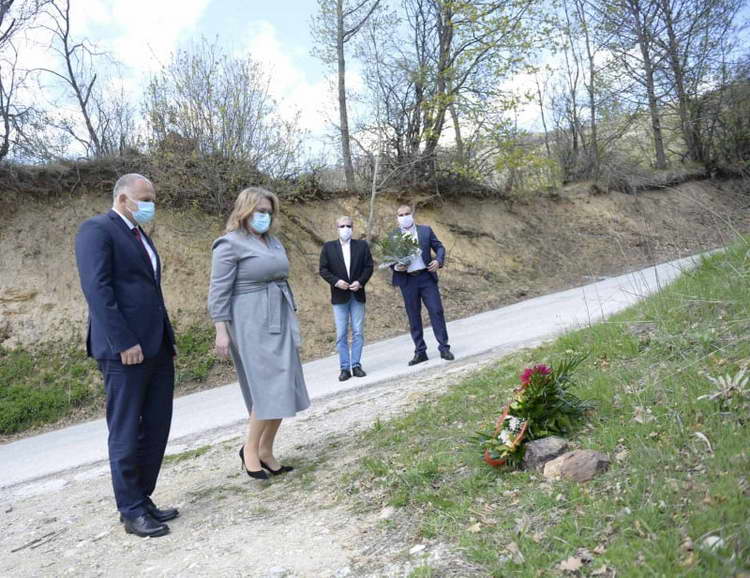 Славјанка Петровска и Сашо Тасевски положија цвеќе во чест на загинатите бранители кај с.Вејце