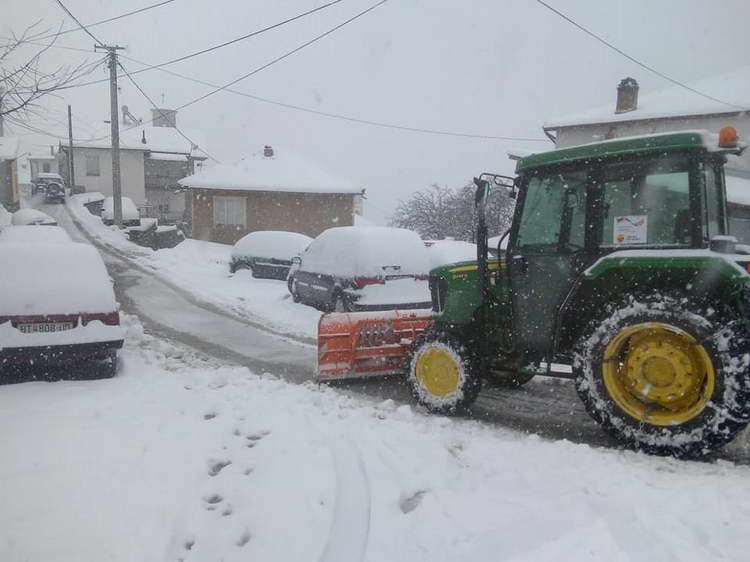 Крушево: Дезинфекција на институции и расчистување на улиците од снегот