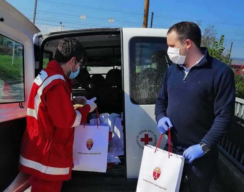 Црвен крст и Општина Аеродром доделија пакети за социјално загрозени семејства