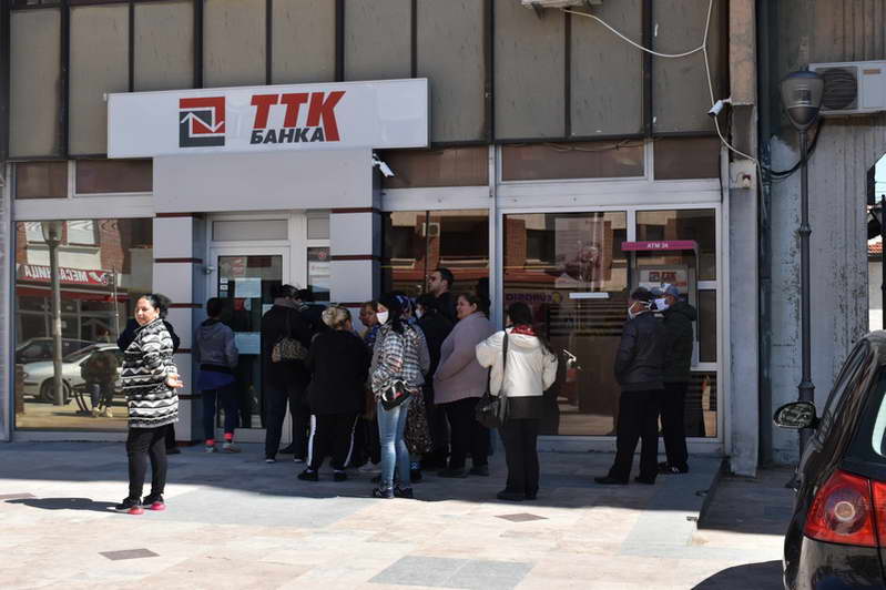 Реакција на градоначалниот Јованоски: Гужвањето пред банките во услови на пандемија, е неодговорно и недозволиво