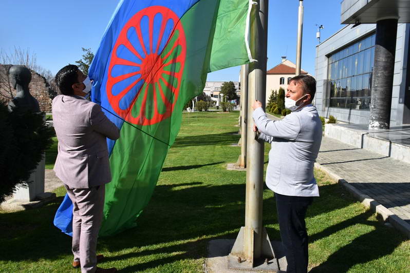 По повод 8.Април, кренато знамето на Ромите и поделени 330 пакети со прехранбени производи