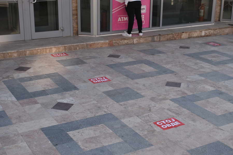 „Стој овде“ – пред банките и маркетите Општина Прилеп постави налепници за одржување на потребното растојание