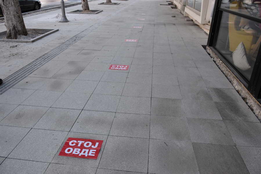 „Стој овде“ – пред банките и маркетите Општина Прилеп постави налепници за одржување на потребното растојание