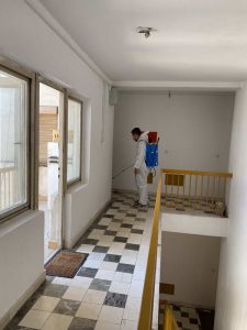 Општина Прилеп спроведе акција за дезинфекција на сите станбени згради во градот