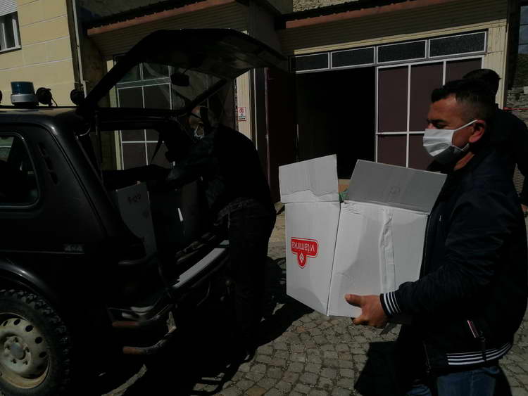 Крушево: Доделени пакети на социјално загрозени семејства, акцијата продолжува од понеделник