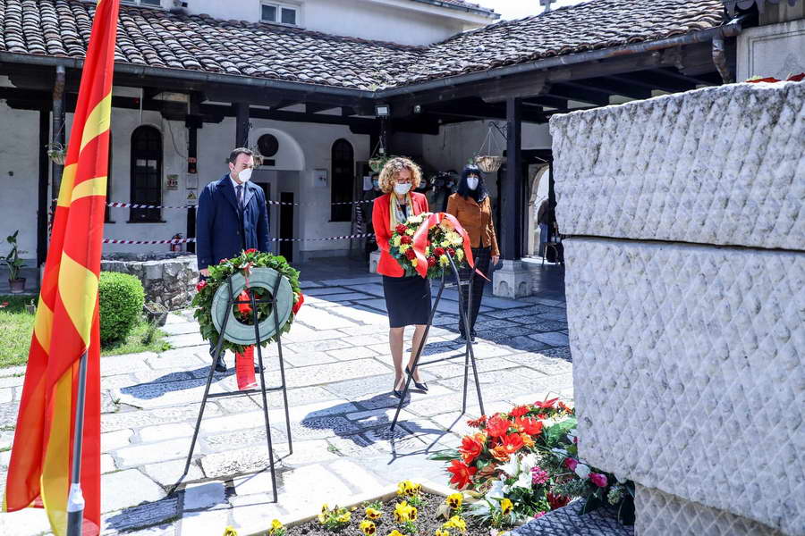 Владина делегација оддаде почит и положи цвеќе на гробот и споменикот на Гоце Делчев по повод 117 - годишнината од смртта