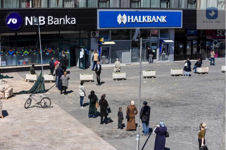 Од понеделник етапна исплата на паричната помош од социјална и детска заштита во банките