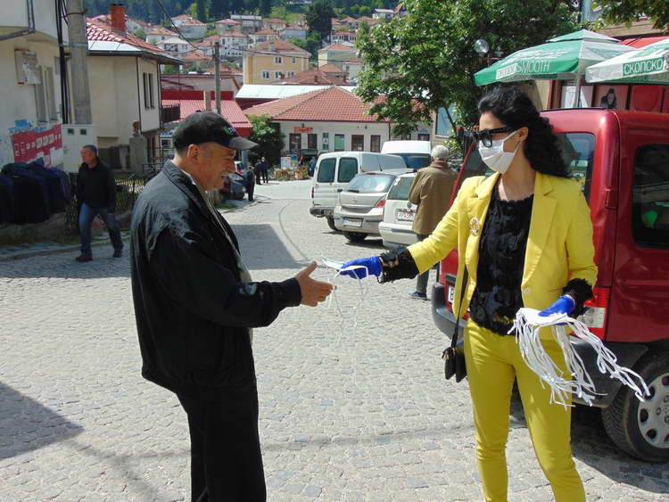Крушево: Заштитни маски за граѓаните и пазарџиите