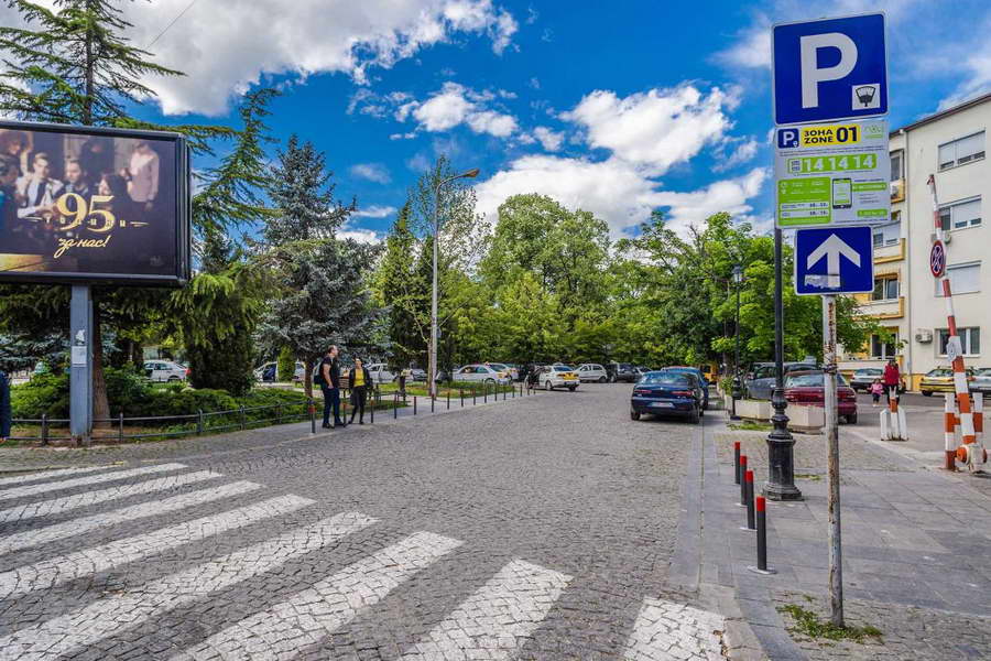 Зонското паркирање е времено укинато во некои градови, во Скопје непречено работи