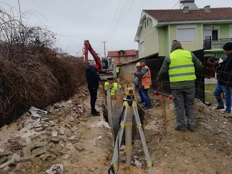 Продолжува изградбата на канализација во Норово