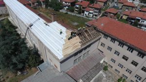 Започна реконструкцијата на покривот на прилепската Гимназија „Мирче Ацев“