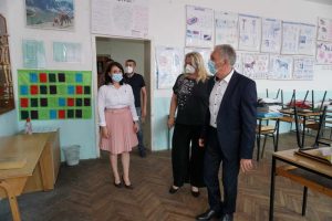 Заменик министерката Наумовска и градоначалникот Јованоски на средба со директорите на прилепските основни и средни училишта
