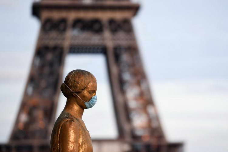Фотографија на денот: Цел Париз под маска