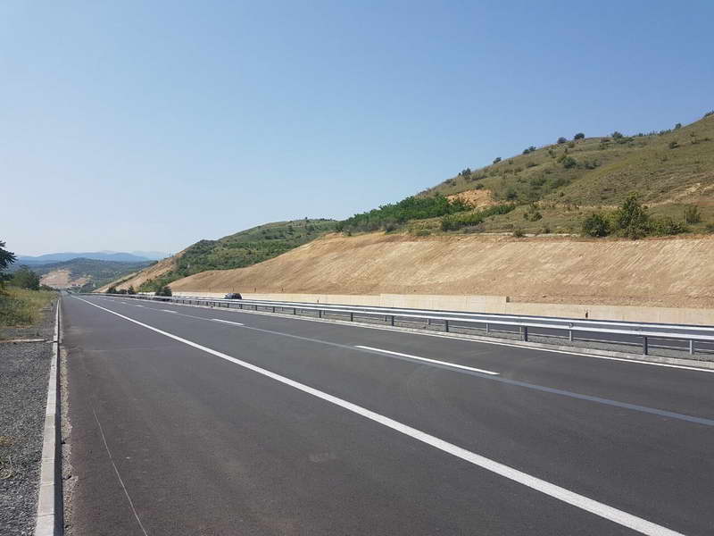 Повеќе од една година автопатот Миладиновци-Штип е единствен во земјава на кој не се наплаќа патарина