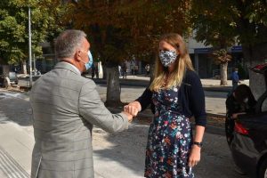 Дводневната посета на Прилеп, британската амбасадорка Галовеј ја започна со средба со градоначалникот Јованоски