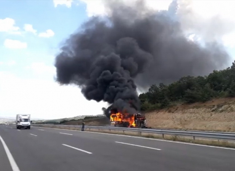 Запален автобус „се прошета“ по автопатот Миладиновци-Штип, нема повредени и загинати лица