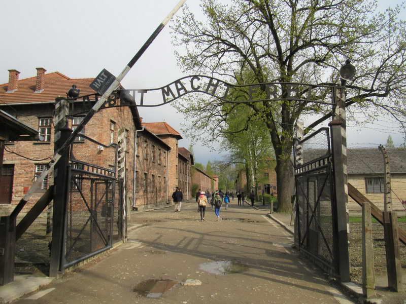 Фејсбук ќе го третира негирањето на Холокаустот како забранет говор на омраза