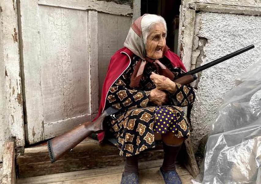 Фотографија на денот: Со пушка и шамија на прaгот од куќата во Нагорно Карабах