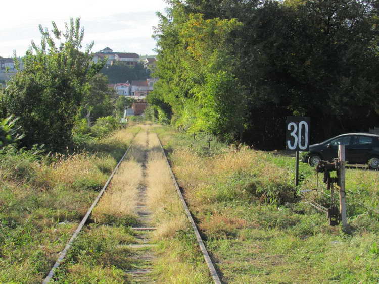 РЕПОРТАЖА: Црно ѝ се пишува на пругата Велес-Кочани по завршувањето на новите патишта на Истокот