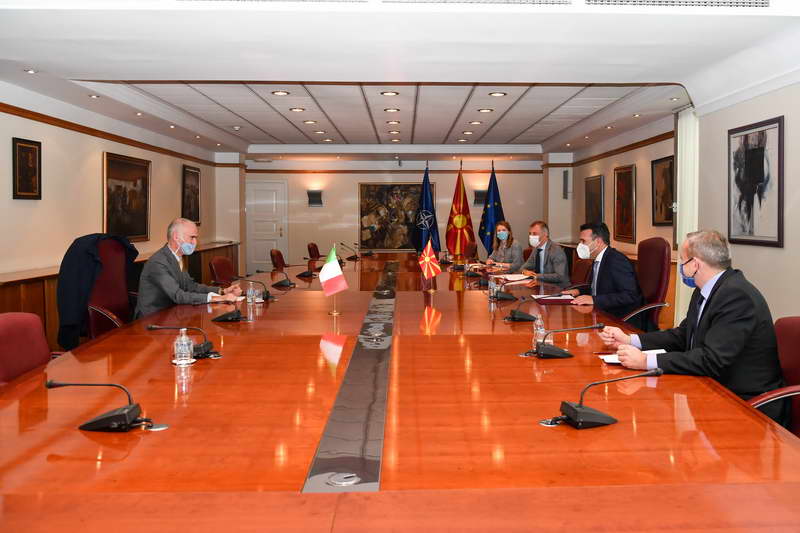 Средба на премиерот Заев со италијанскиот амбасадор Силвестри: Република Северна Македонија припаѓа на Европа