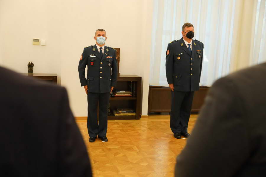Претседателот Пендаровски ги унапреди полковник Симеон Трајковски и полковник Бесник Емини во чин бригаден генерал