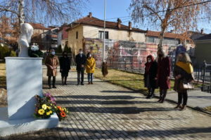 Со положување свежо цвеќе пред новопоставената биста на Св.Климент Охридски, одбележан патрониот празник на истоименото училиште