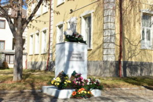 Со положување свежо цвеќе пред новопоставената биста на Св.Климент Охридски, одбележан патрониот празник на истоименото училиште
