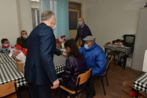 На симболичен начин, Општина Прилеп ги подели новогодишните пакетчиња за најмладите