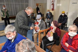 На симболичен начин, Општина Прилеп ги подели новогодишните пакетчиња за најмладите