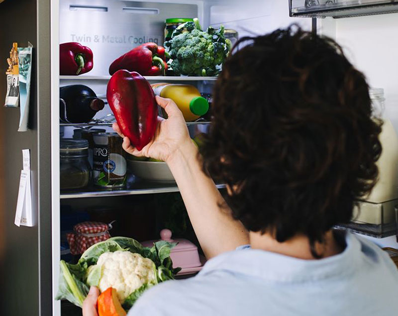 Дури 48 проценти од храната што ја купуваме завршува во ѓубре - како правилната организација на фрижидерот може да ни помогне да го промениме тоа?