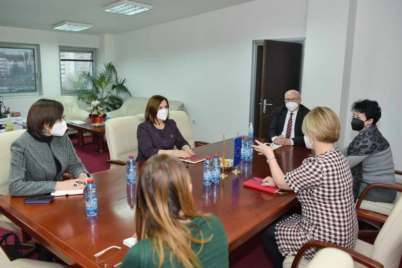 Министерката Шахпаска оствари средба со директорката на Фондот за ПИОМ Јовановска: Стабилен пензиски систем е приоритет за Владата