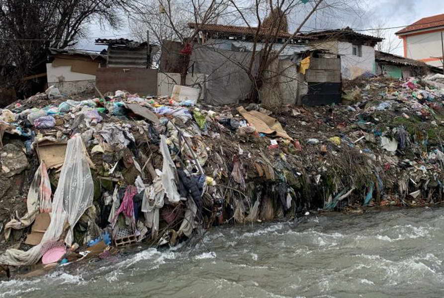 Порталб: После многу години ветувања, конечно се чисти депонијата во тетовската „Ромска населба“