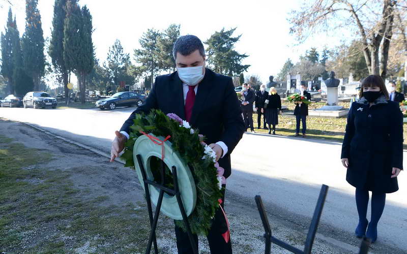 Делегација на Владата на Република Северна Македонија положи цвеќе на гробот на Киро Глигоров
