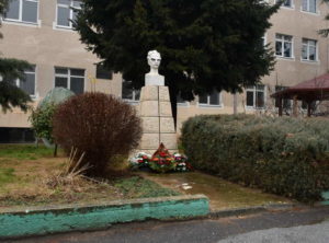 Касарната „Мирче Ацев“ и прилепската Гимназија ја одбележаа 78-годишнината од загинувањето на нивниот патрон