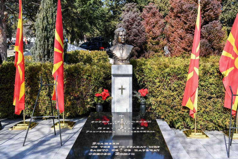 Владини делегации на гробот на претседателот Борис Трајковски во Скопје и на споменикот во негова чест во Струмица положија венци свежо цвеќе