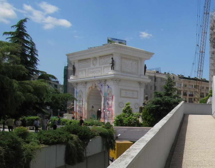 „Порта Македонија“ повеќе не е дел од културното наследство, власта треба да ја одреди нејзината иднина