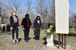 Со полагање свежо цвеќе пред споменикот „Жена борец“, во Прилеп одбележан Меѓународниот ден на жената-8 Март