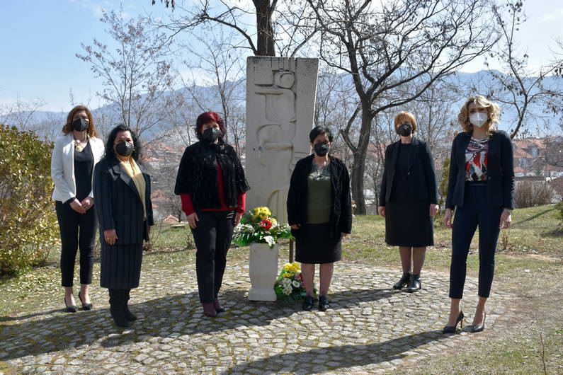 Со полагање свежо цвеќе пред споменикот „Жена борец“, во Прилеп одбележан Меѓународниот ден на жената-8 Март