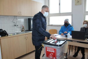 Први внатрепартиски избори за претседал на СДСМ, во Прилеп до 13.30 часот излегле 70 отсто од членовите