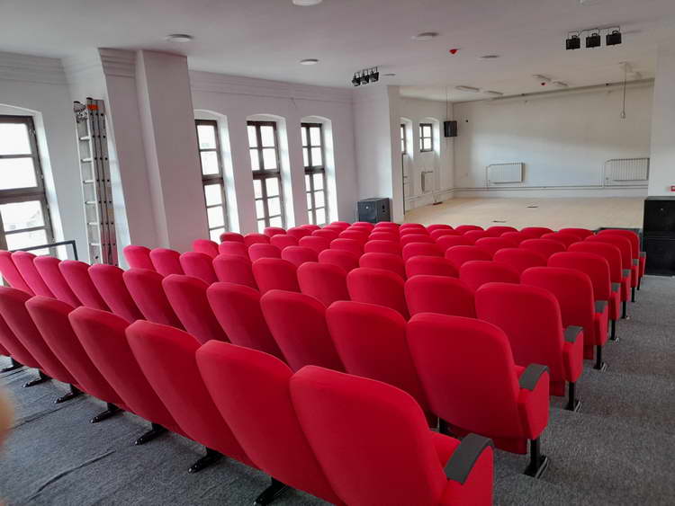 Поставени седишта во мултифункционалната сала во горната училишна зграда во Крушево