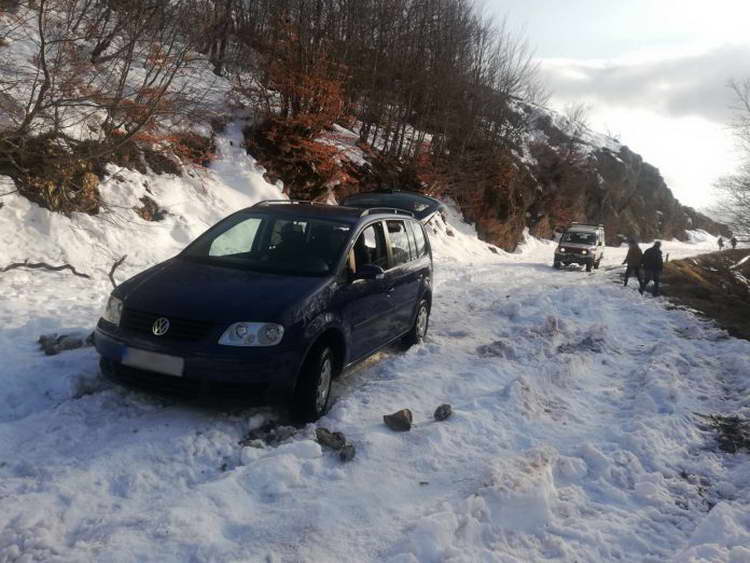 Граѓаните да не го користат превојот Галичица на патот Трпејца-Отешево, неколку возила заглавија во снегот