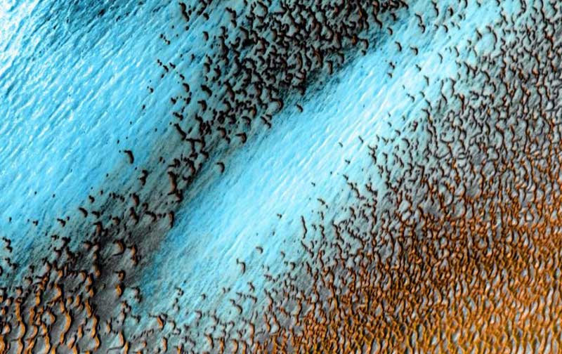 НАСА сподели необична фотографија од Марс: Сините дини на Црвената планета