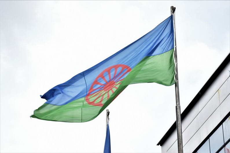Со кревање на ромското знаме, Општина Прилеп го одбележа Меѓународниот ден на Ромите, 8 Април