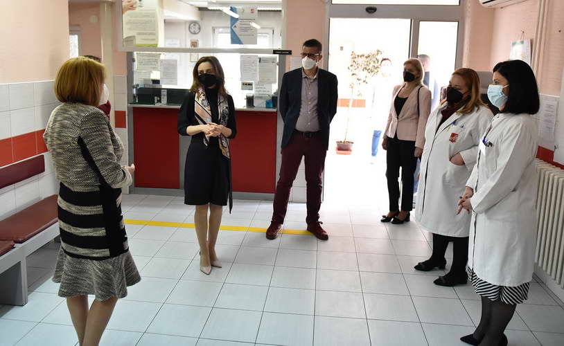 Сопругата на претседателот, Ѓоргиевска во посета на ЈЗУ Завод за рехабилитација на слух, говор и глас – Скопје