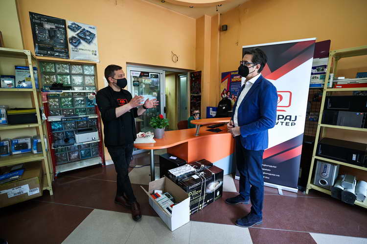 Претседателот Пендаровски го посети Модуларниот ковид центар во Кавадарци и оствари средба со иницијаторот на хуманитарната акција „Донирај компјутер“